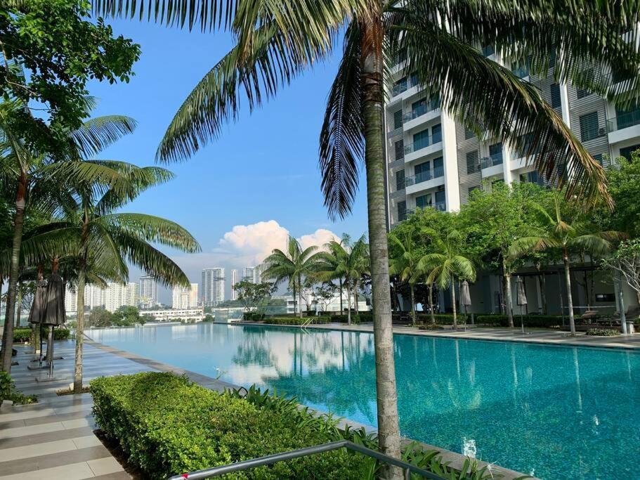 Stylish Romantic Couples Getaway - Netflix&Relax 7 Cyberjaya Luaran gambar